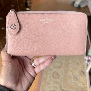 Louis Vuitton Pink Leather Zippy Wallet Like New